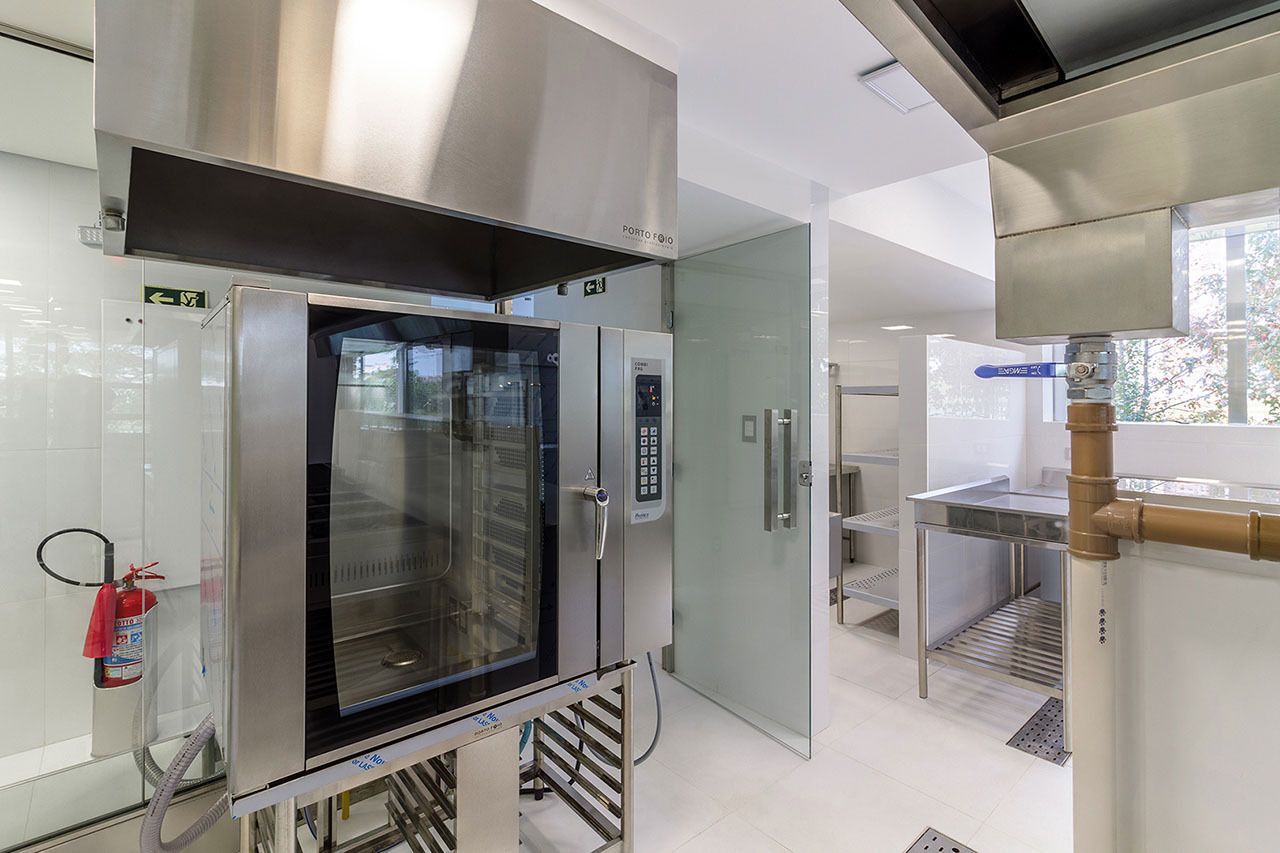 Coifa industrial sobre forno combinado
