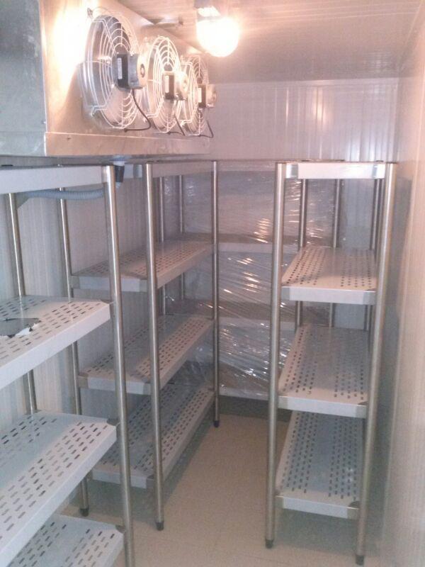 Estantes de aço inox dentro de câmara fria